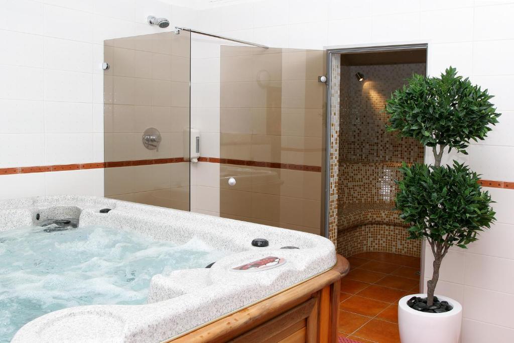 Hotel Sinchronas Тельшяй Экстерьер фото