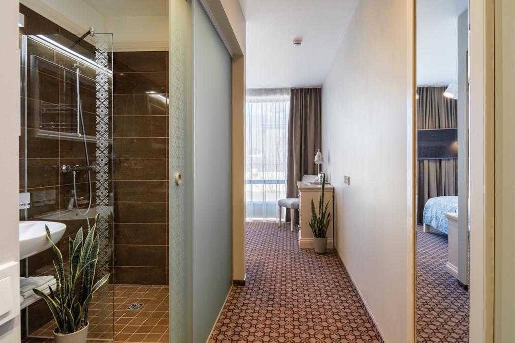 Hotel Sinchronas Тельшяй Экстерьер фото